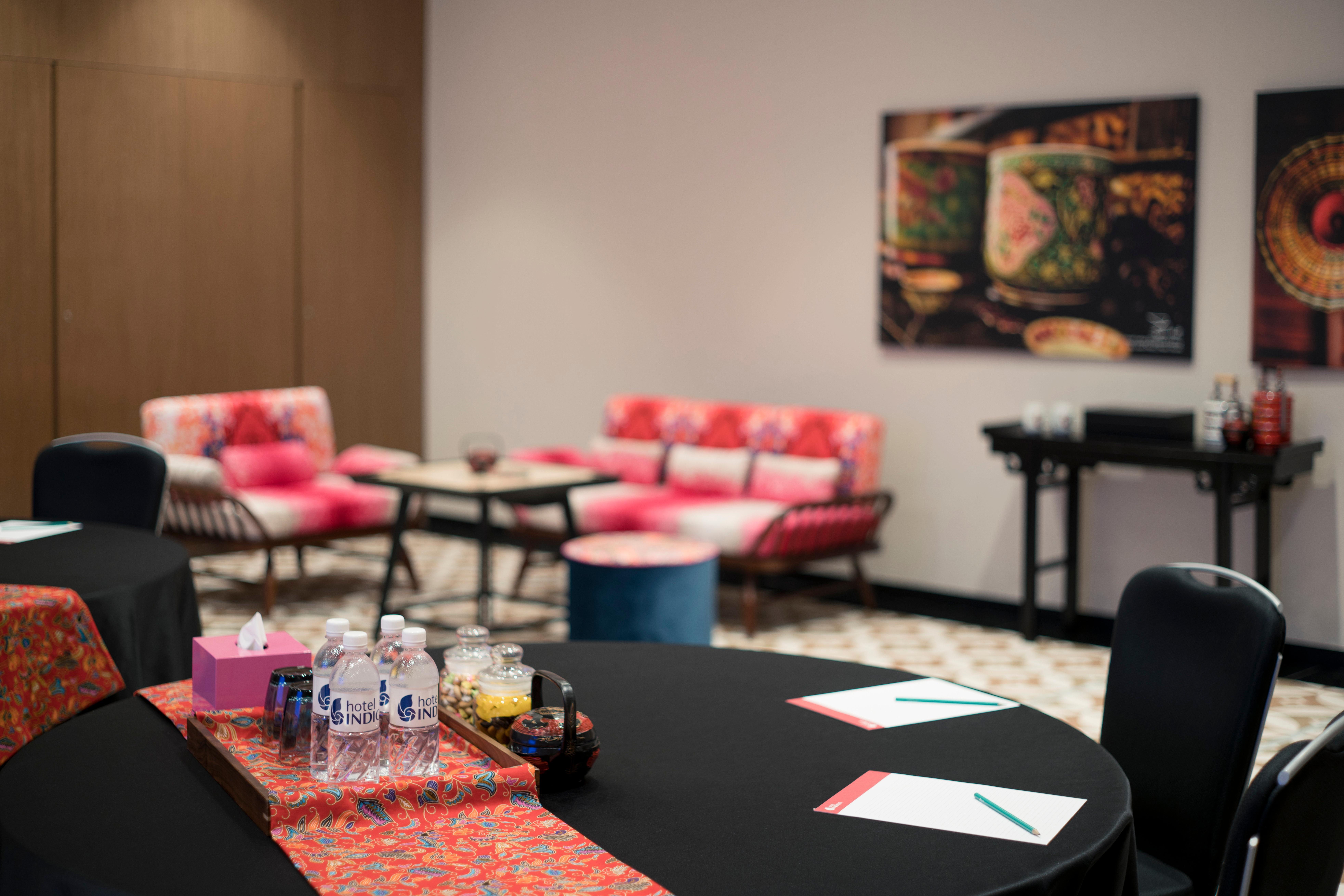 Hotel Indigo Singapore Katong By Ihg Ngoại thất bức ảnh The meeting room at the 2019 World Economic Forum