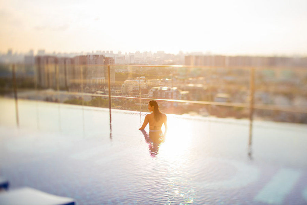 Hotel Indigo Singapore Katong By Ihg Ngoại thất bức ảnh A woman in a rooftop pool
