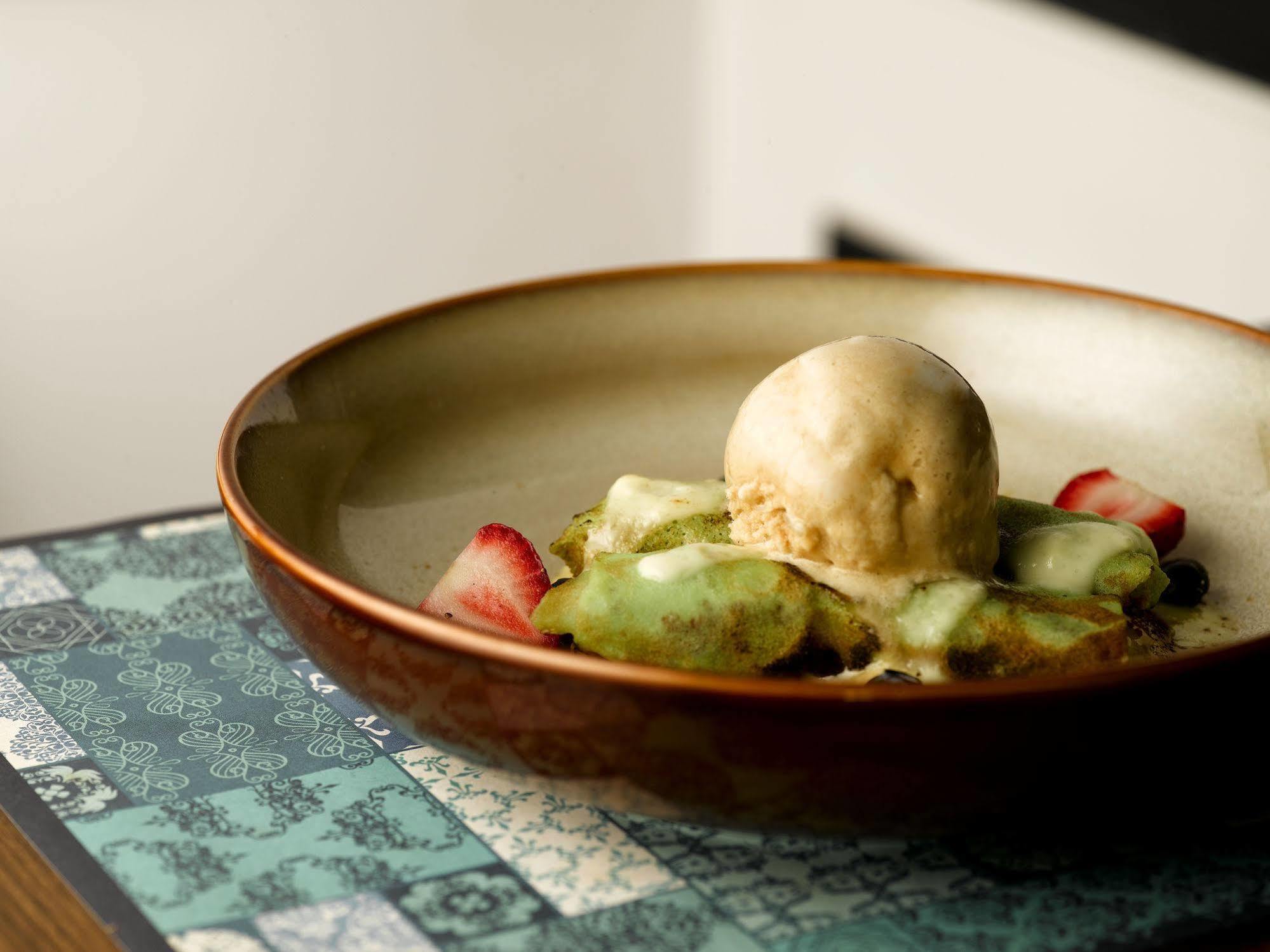 Hotel Indigo Singapore Katong By Ihg Ngoại thất bức ảnh A bowl of ice cream with fruit