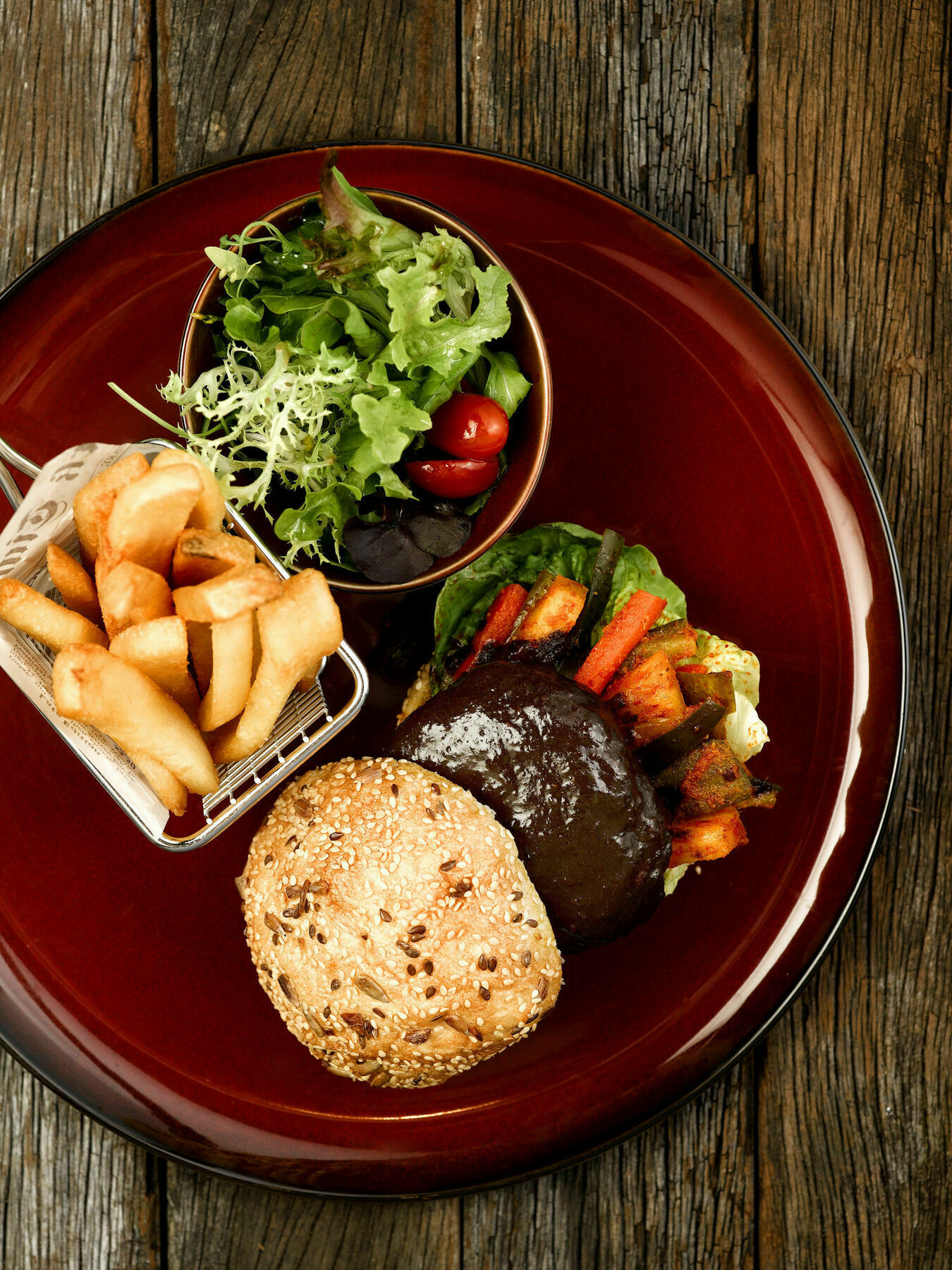 Hotel Indigo Singapore Katong By Ihg Ngoại thất bức ảnh A vegetarian burger with chips and salad